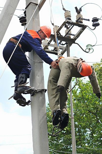 an electricians help the worker affected by an electric shock training on a mannequin premium photo