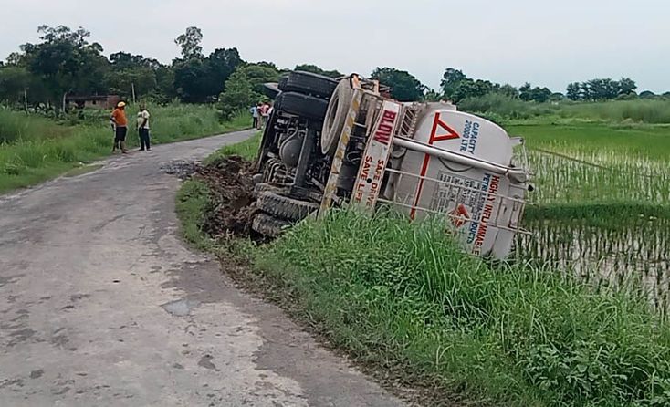 petrol tanker overturns, panic due to leakage