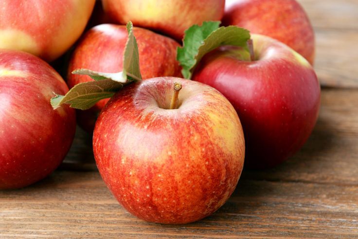 ripe,red,apples,on,wooden,background
