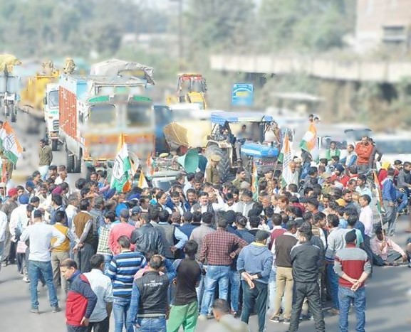 daily excelsior cong workers blocking national highway at kathua —excelsior magotra facebook