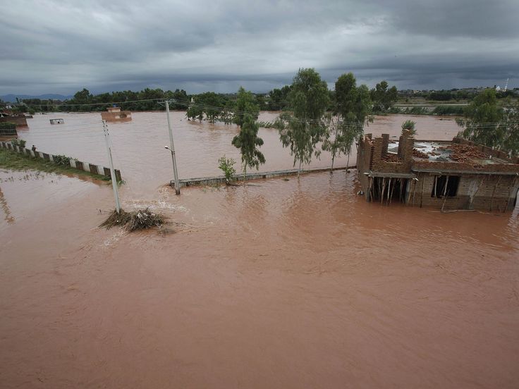 floods kill hundreds in india, pakistan