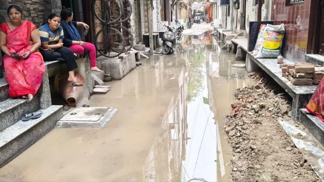 Delhi News Today: ब्रह्मपुरी सीवर जाम संकट: 2 महीने से गलियों में गंदा पानी, जलभराव से बीमारियों का भयानक खतरा