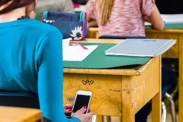 Maharashtra Exam Cheating Row: Students Allegedly Paid Rs 300 to Use Mobile Phones During B.A. Civil Services Paper