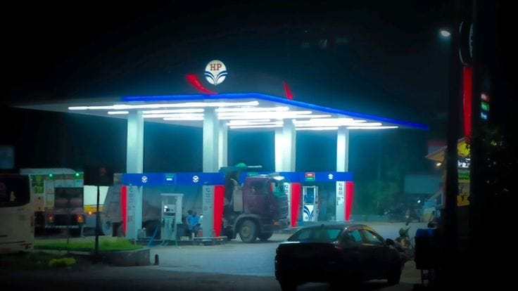 Delhi Narela Panic: Gangsters Fire Indiscriminately at Petrol Pump, Bullet Hits Hoarding