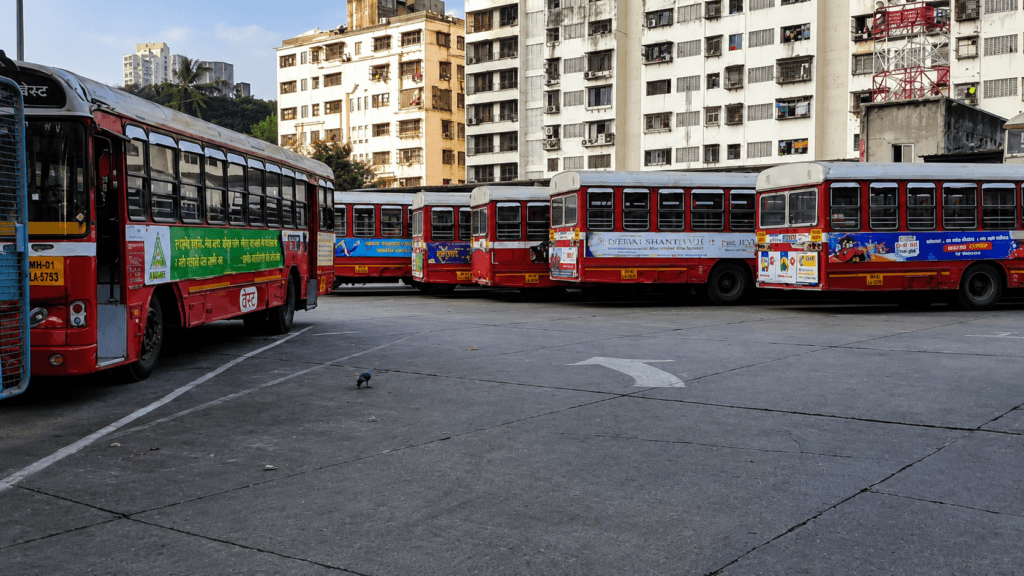 Mumbai Bus Services Hit as BEST Employees Go on Indefinite Strike: 25 Lakh Commuters Inconvenienced, 2,700 Buses Stalled, Demands Include BMC Merger, Pay Commission, Wet-Lease Absorption