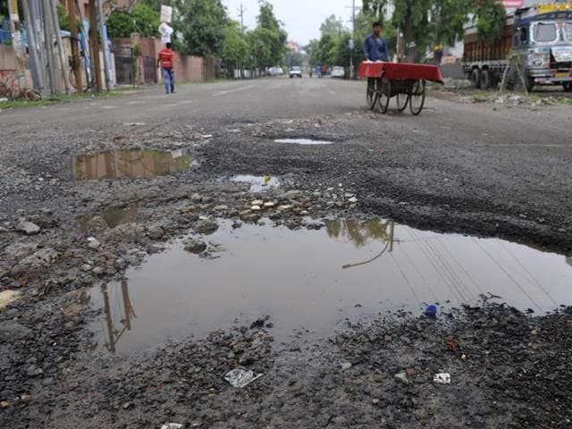 Delhi Repairs 2,800+ Potholes in a Day Ahead of Monsoon: PWD’s Citywide Drive, Minister Verma on Past Road Quality