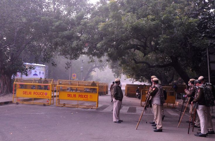 Rs 1.5 Crore Robbed At Gunpoint in Delhi: Two Employees Targeted Near Sarai Rohilla Flyover, CCTV Footage Being Traced