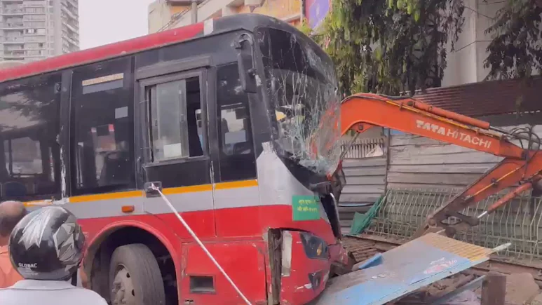 1 Dead, 1 Critical After BEST Bus Rams 5 Vehicles in Mumbai During Peak Traffic: “Bus Lost Control”