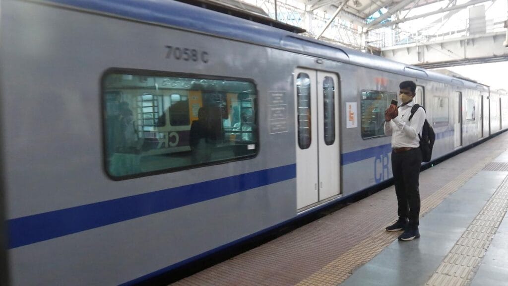 Mumbai AC Local Cooling Failure Leaves One Hospitalised, Two Struggle to Breathe at Mulund