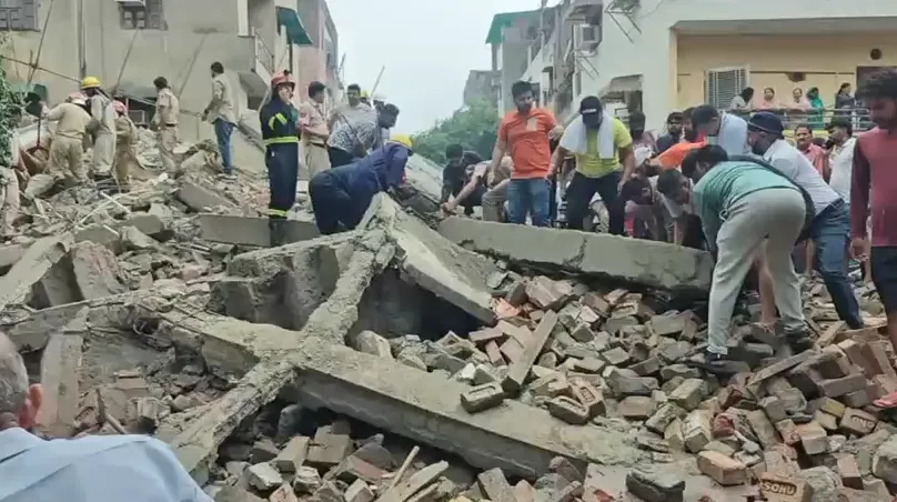 Delhi Building Collapse in Rohini: 1 Dead, Several Feared Trapped After Under-Construction Structure Gives Way