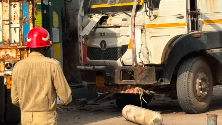 Delhi CNG Pump Blast: 3 Killed, 3 Injured as Truck Cylinder Explodes Near Tikri Kalan Metro