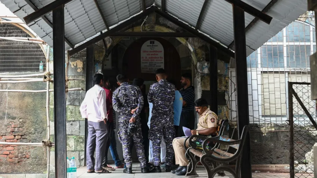 Navy Sailor, Wife and Two Children Found Dead at South Mumbai Home; Cops Suspect Suicide-Pact
