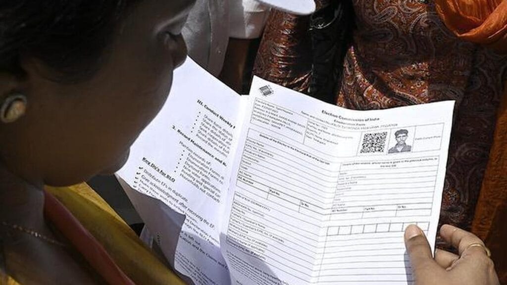 BJP Worker Caught Photocopying 3,400 SIR Forms in Navi Mumbai; 5 BLOs Suspended Amid Shiv Sena–BJP Clash